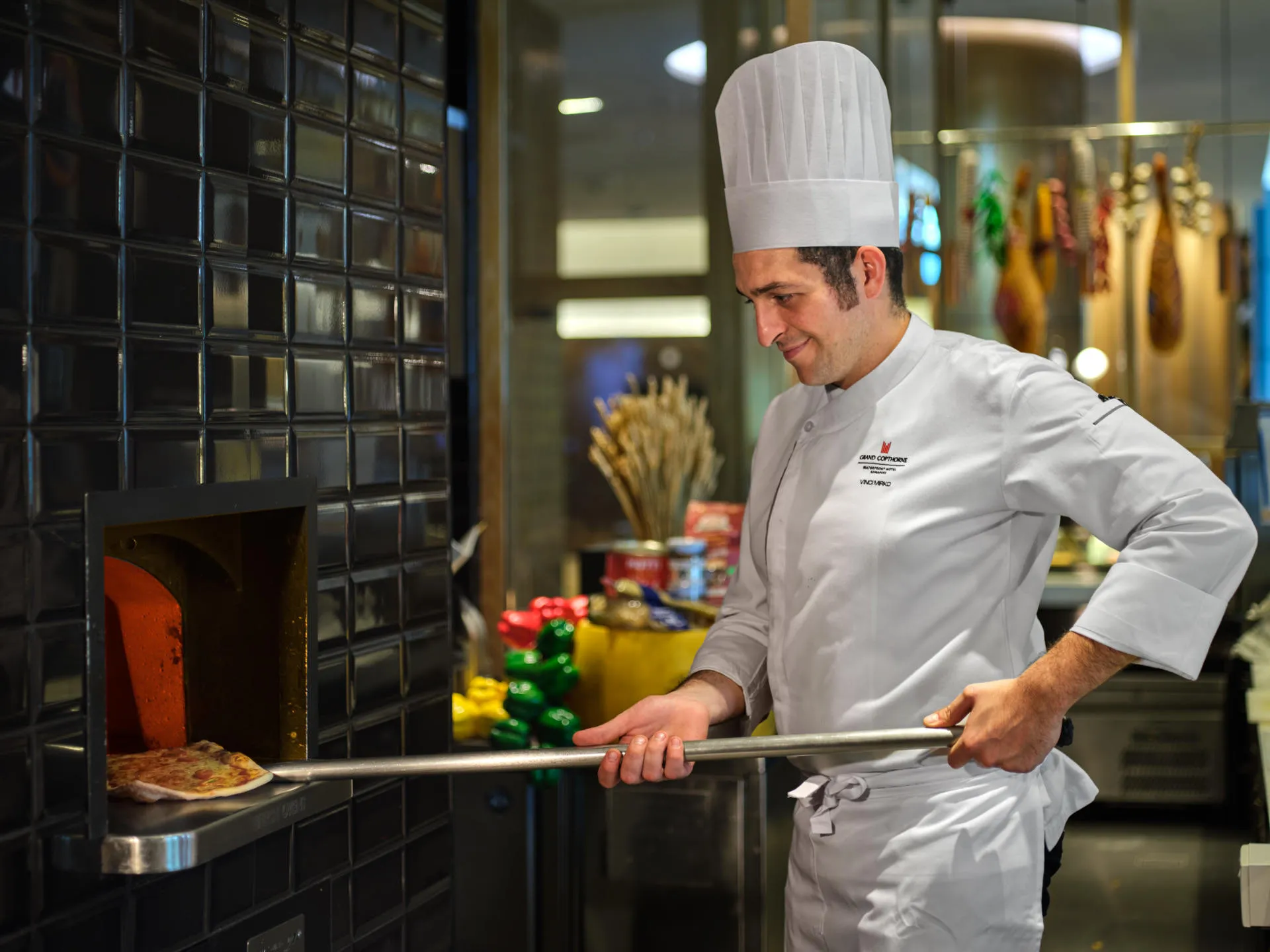 Grand-Copthorne-Waterfront-Hotel-Singapore-Lifestyle-Chef-with-Pizza