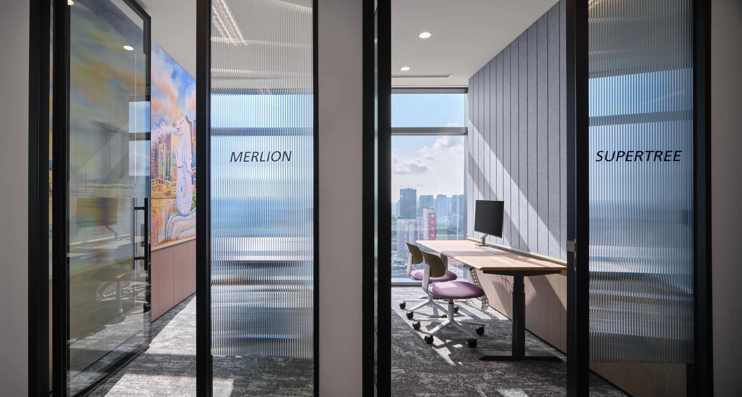 Merlion and Supertree focus pods with fluted glass partitions — Singapore workplace photography